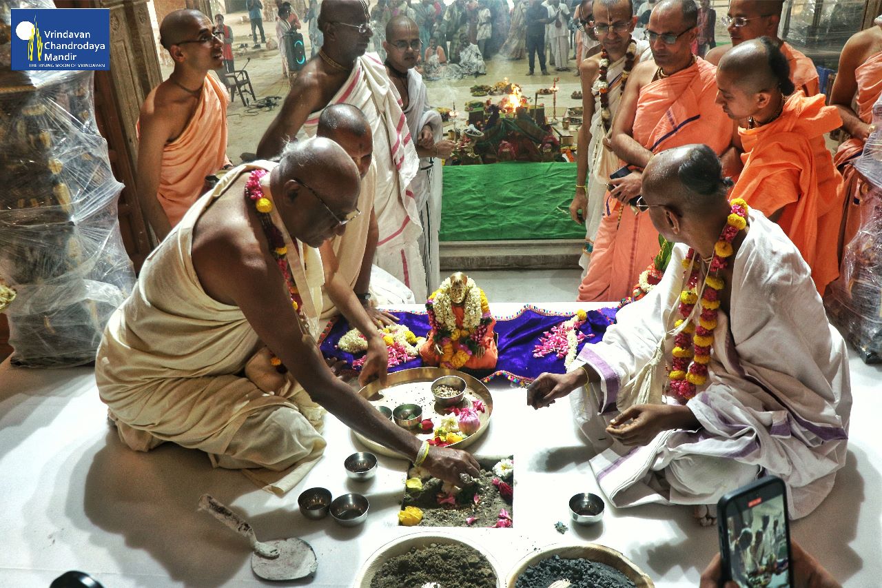 Vaastu Puja in the upcoming South Block of Vrindavan Chandrodaya Mandir.